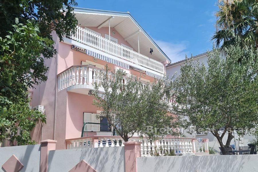 Dom z apartamentami z widokiem na morze