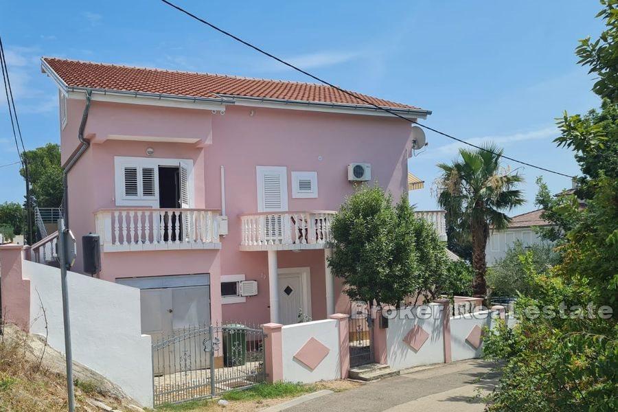 Dom z apartamentami z widokiem na morze