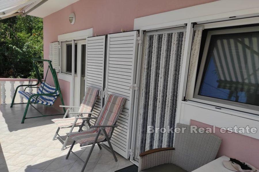 Dom z apartamentami z widokiem na morze