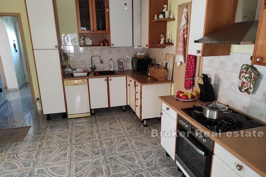 Dom z apartamentami z widokiem na morze