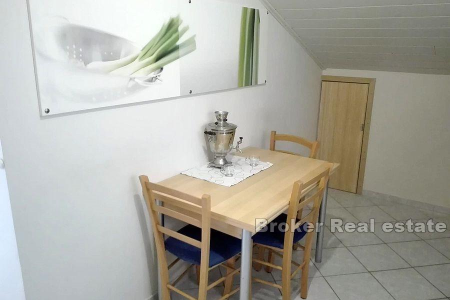 Dom z apartamentami z widokiem na morze