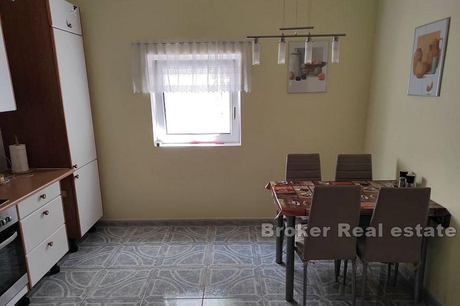 Dom z apartamentami z widokiem na morze