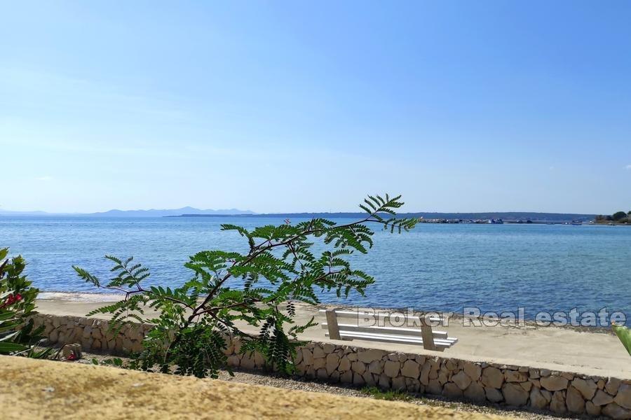 Maison au premier rang à la mer
