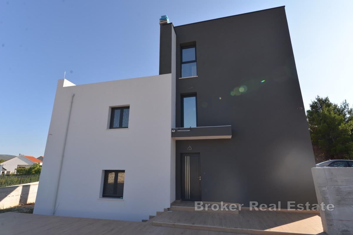 Villa moderne en construction avec vue mer