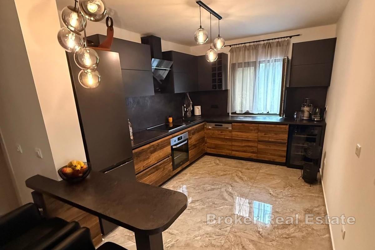 Villa moderne en construction avec vue mer
