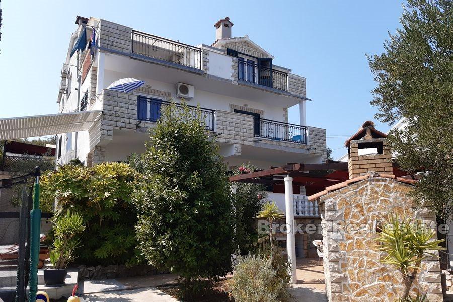 Dom z apartamentami z widokiem na morze