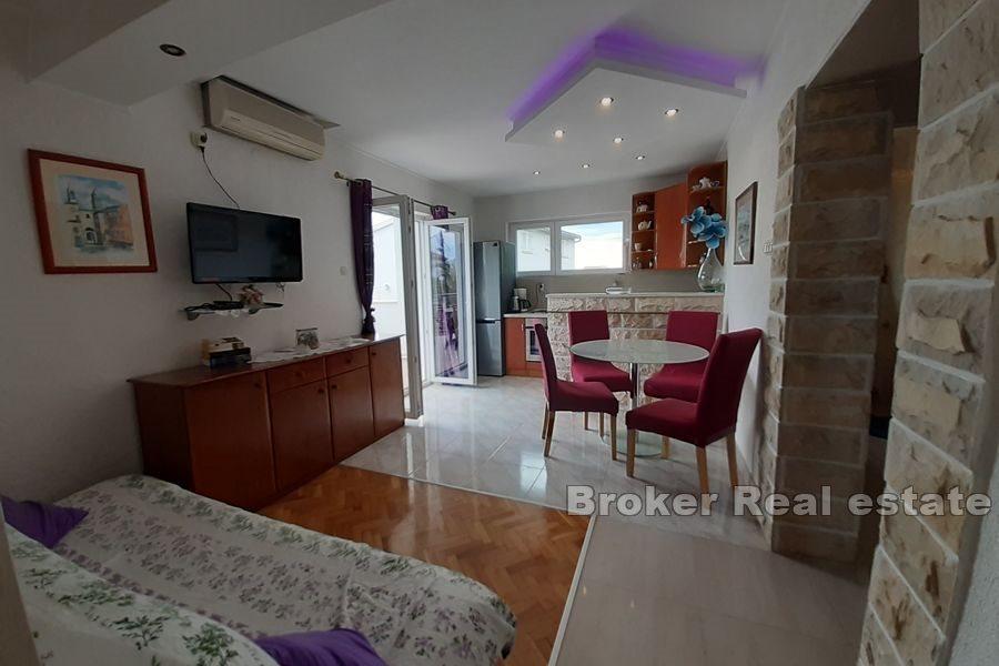 Dom z apartamentami z widokiem na morze