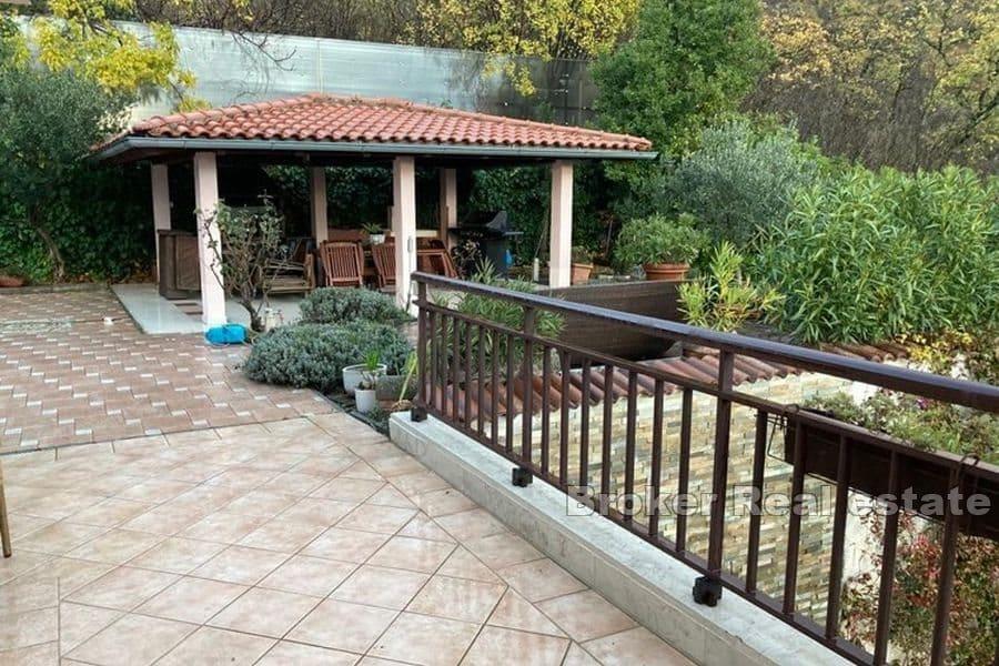 Дом с бассейном