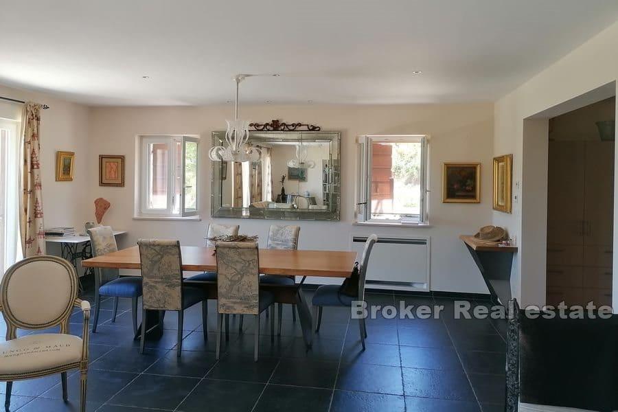 Property with pool and sea view