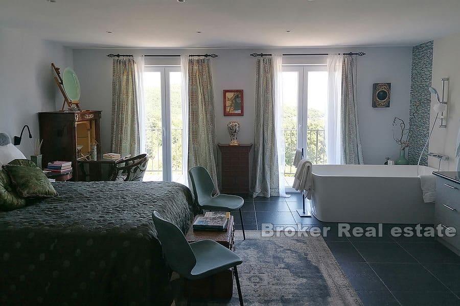 Fastighet med pool och havsutsikt