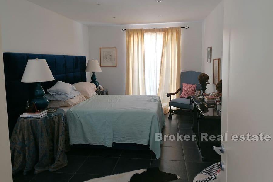 Property with pool and sea view