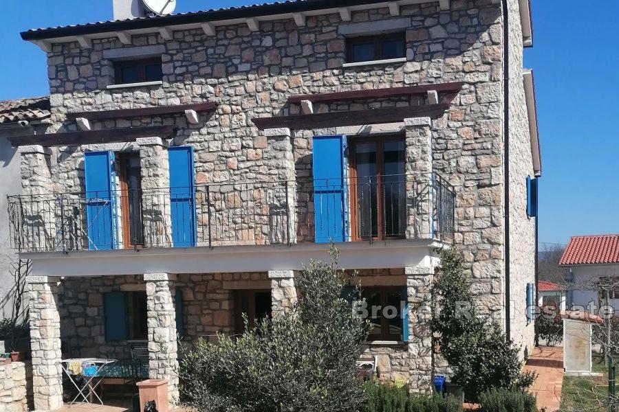 Ein geräumiges Anwesen mit einem Steinhaus