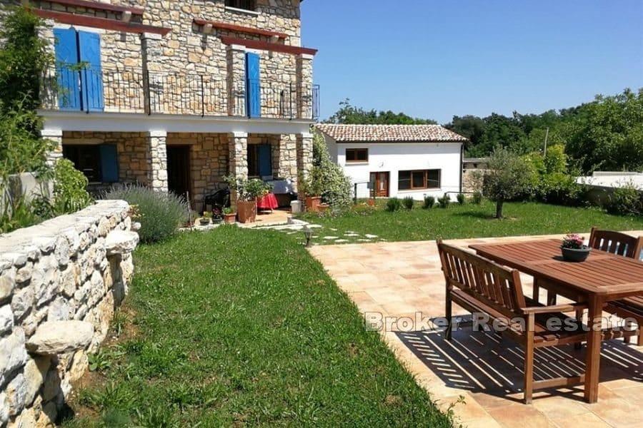 Ein geräumiges Anwesen mit einem Steinhaus