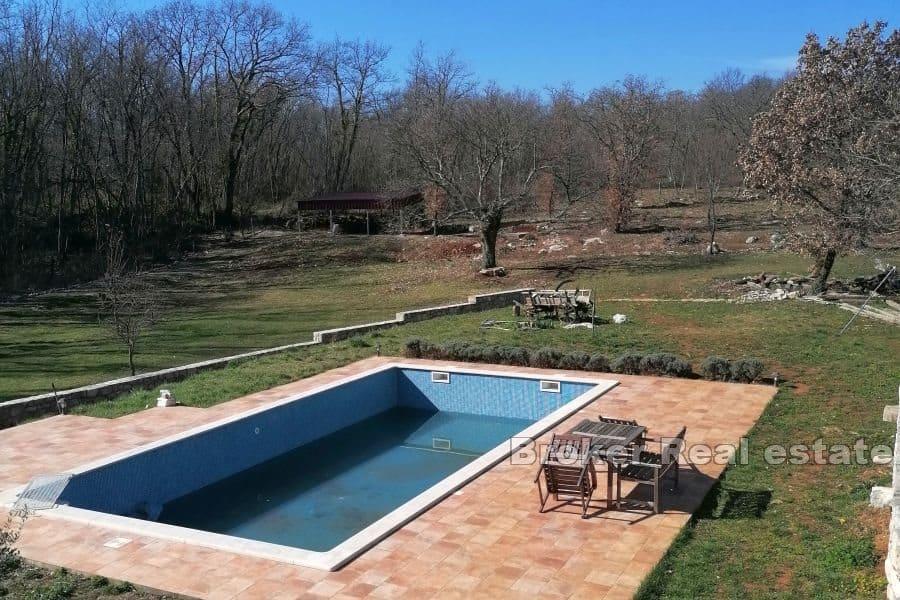 Przestronne osiedle z kamiennym domem