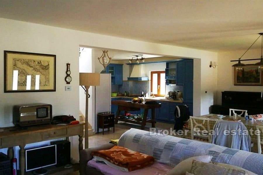 Ein geräumiges Anwesen mit einem Steinhaus