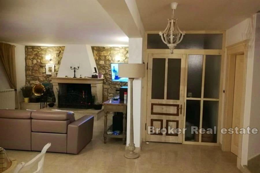 Ein geräumiges Anwesen mit einem Steinhaus