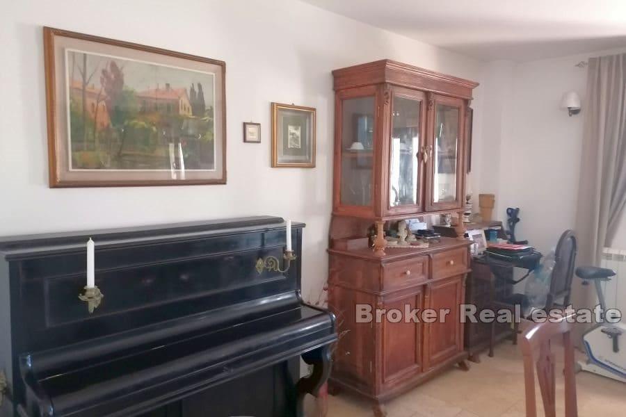 Przestronne osiedle z kamiennym domem