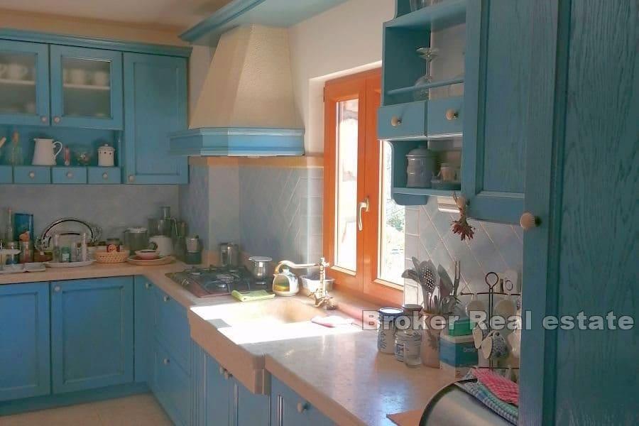 Prostorná usedlost s kamenným domem