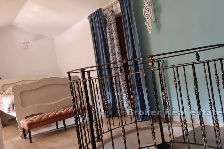 Ein geräumiges Anwesen mit einem Steinhaus