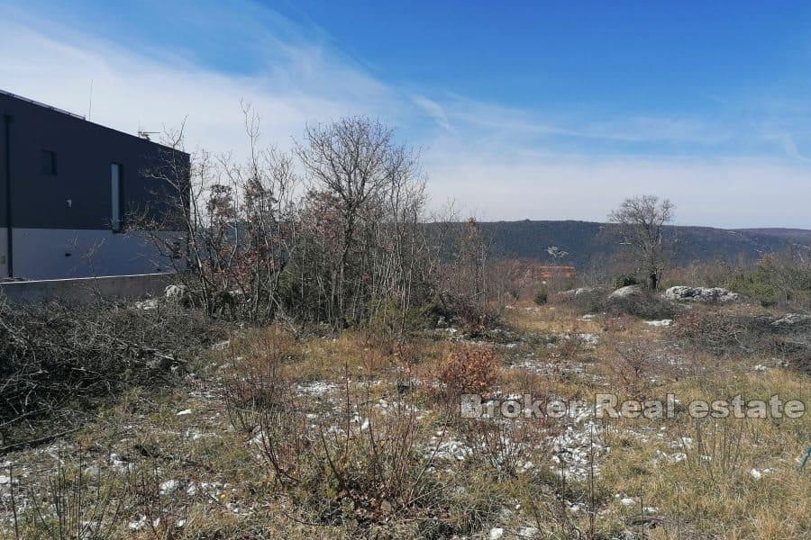 Trget, građevinsko zemljište s pogledom na more