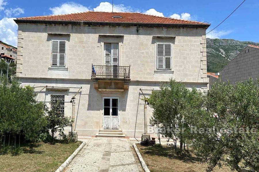 Maison d'été au premier rang de la mer