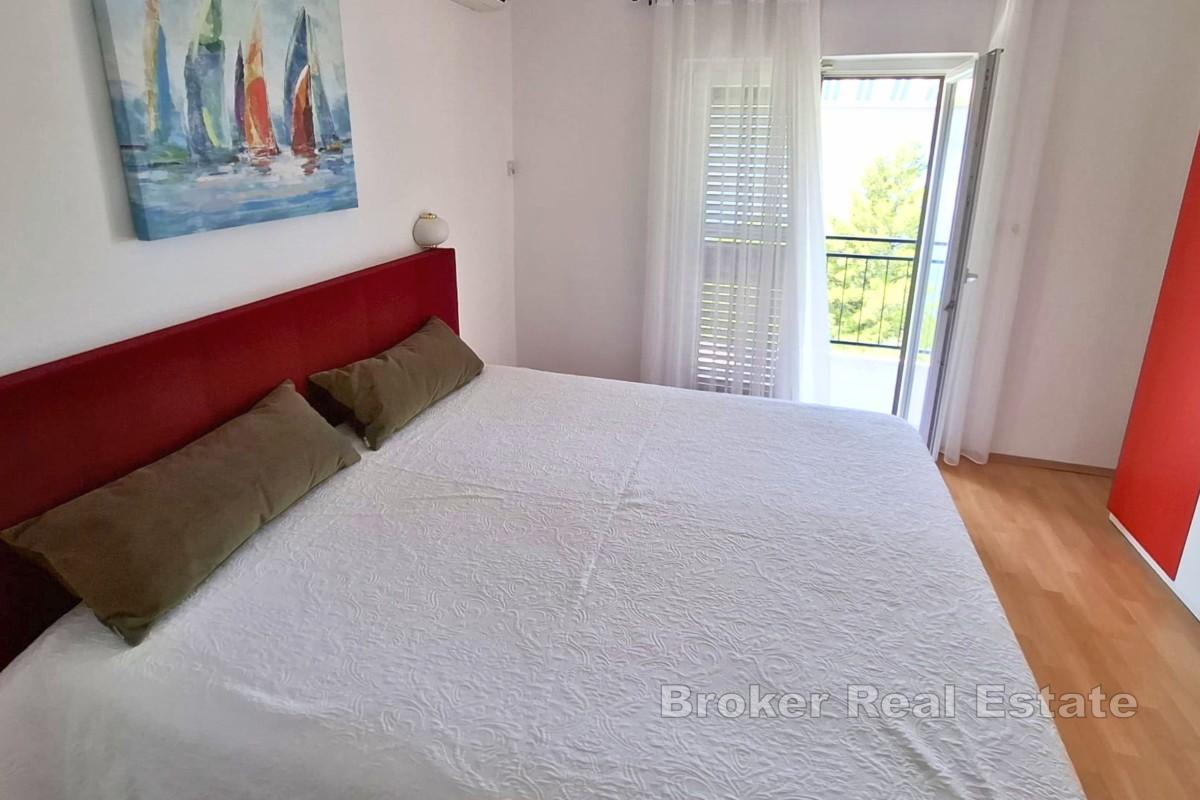 Dwupokojowy apartament z widokiem na morze, blisko plaży