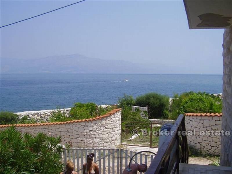 House in the second line to the sea, for sale