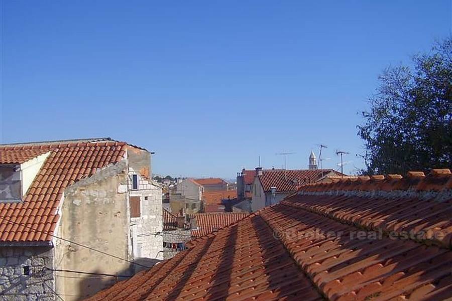 Dreistöckiges Haus, zum Verkauf