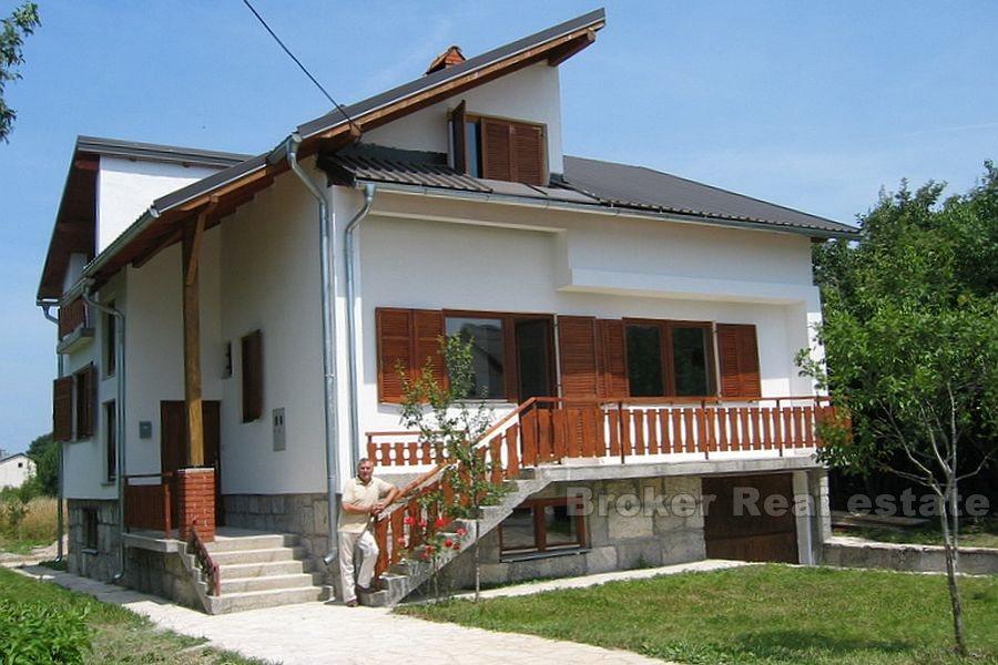 Attractive, maison nouvellement construite, à vendre