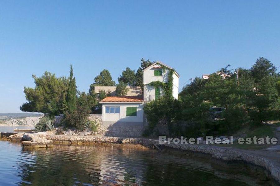 Maison première rangée à la mer
