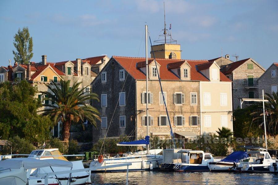 Första raden till havet, stenhus på ön nära Sibenik, till salu