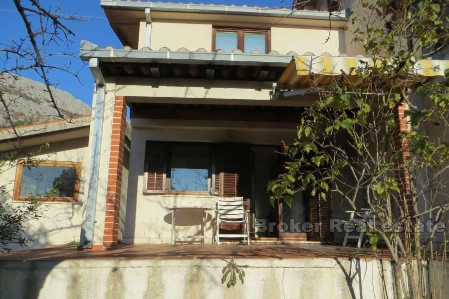 Kuća na 2 kata, s pogledom na more, na prodaju