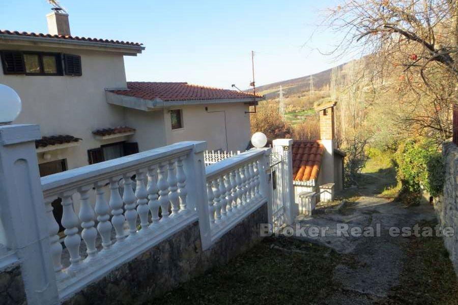 Hus på 2 etasjer, med havutsikt, til salgs