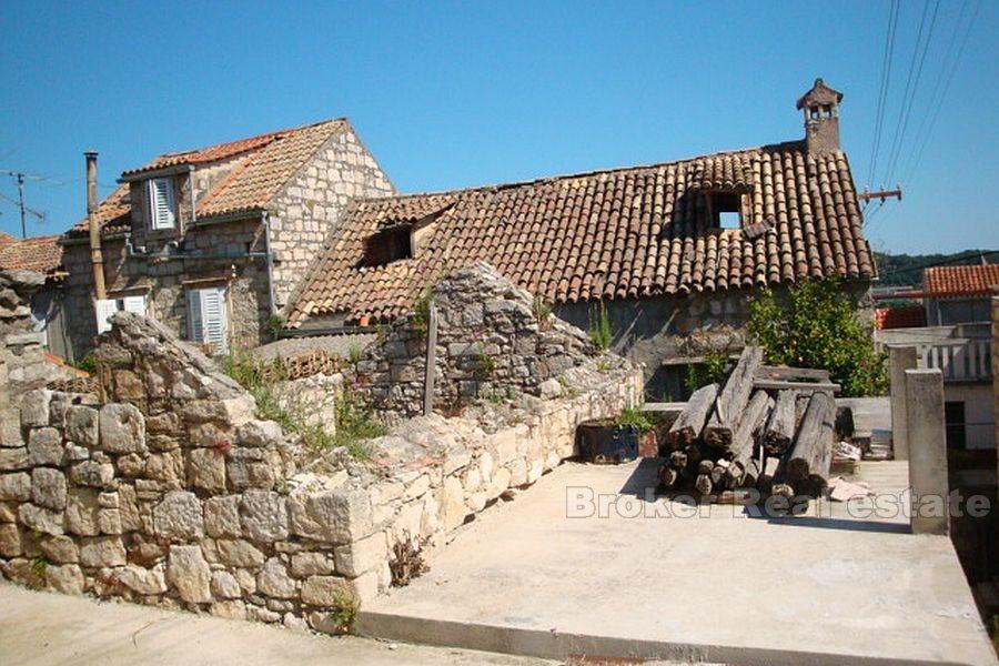 Gammelt steinhus i sentrum av byen