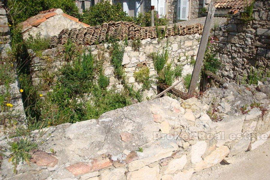 Gammelt steinhus i sentrum av byen