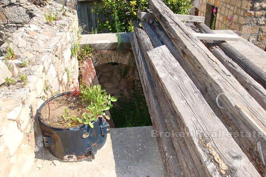 Gammelt steinhus i sentrum av byen