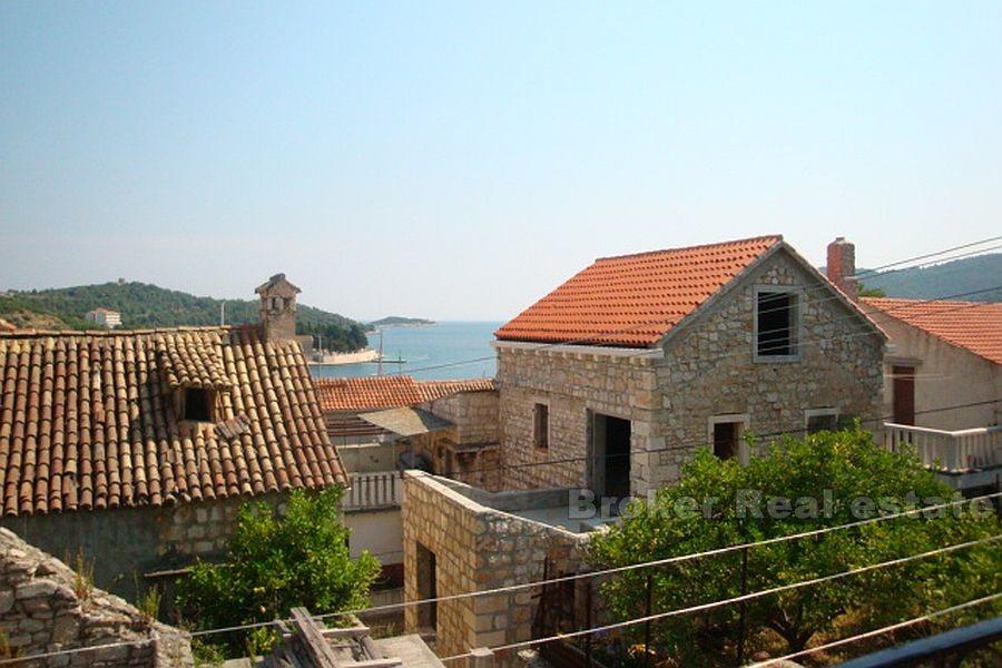 Stary kamienny dom w centrum miasta