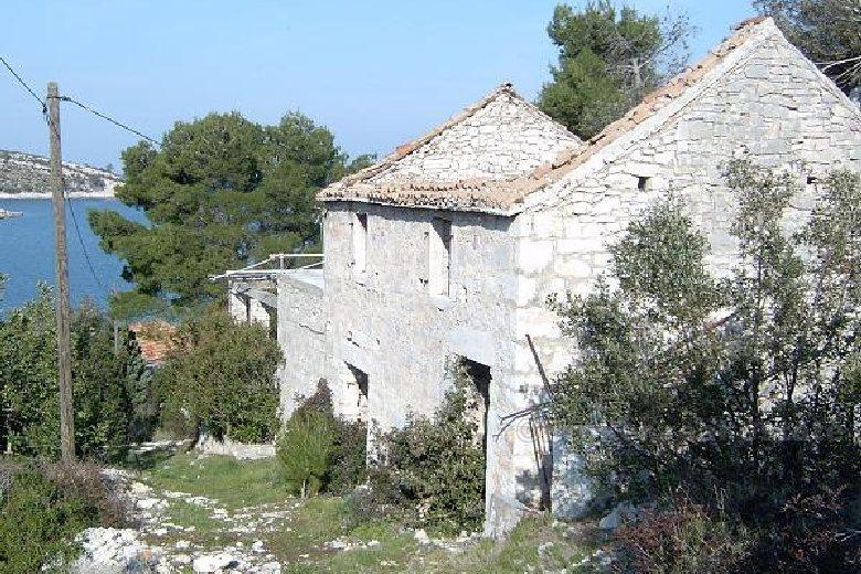 Une vieille maison en pierre au premier rang de la mer, à vendre