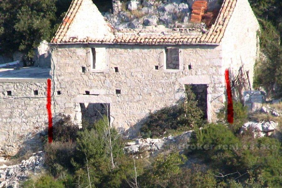 Une vieille maison en pierre au premier rang de la mer, à vendre