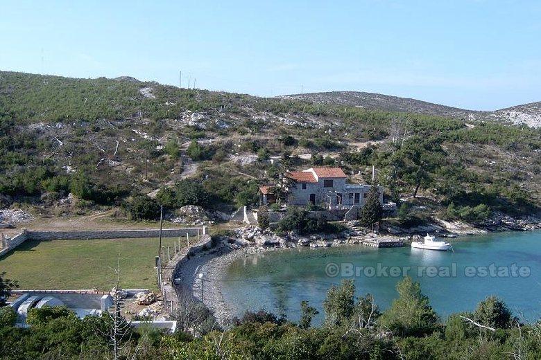 Une vieille maison en pierre au premier rang de la mer, à vendre