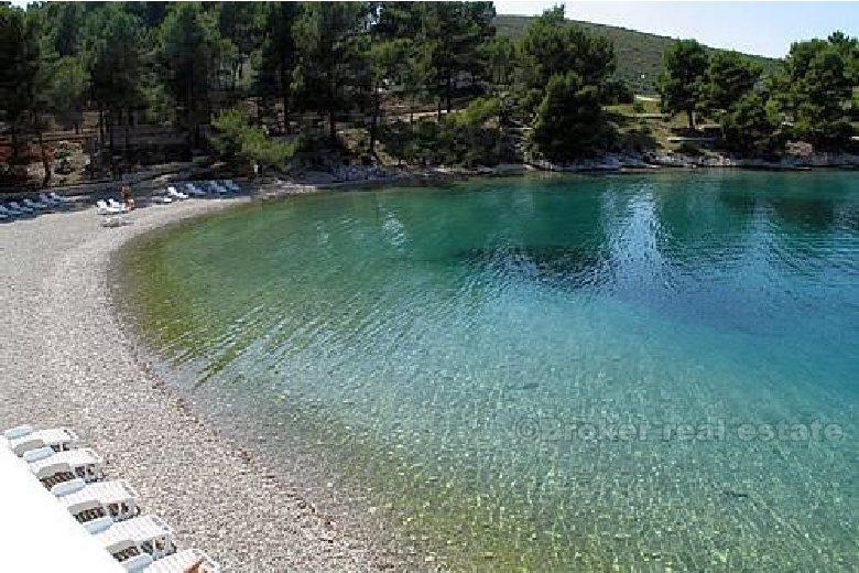 Une vieille maison en pierre au premier rang de la mer, à vendre