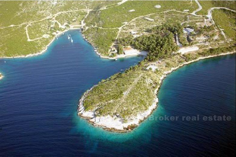 Une vieille maison en pierre au premier rang de la mer, à vendre
