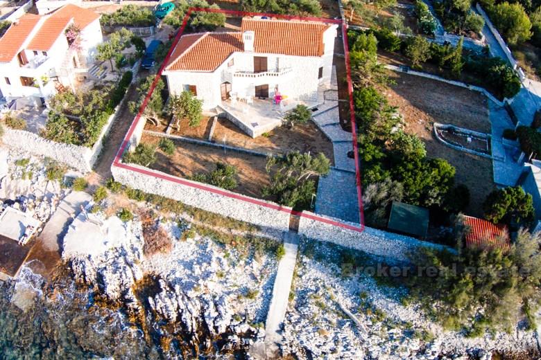 Maison individuelle dans la première rangée de la mer, à vendre