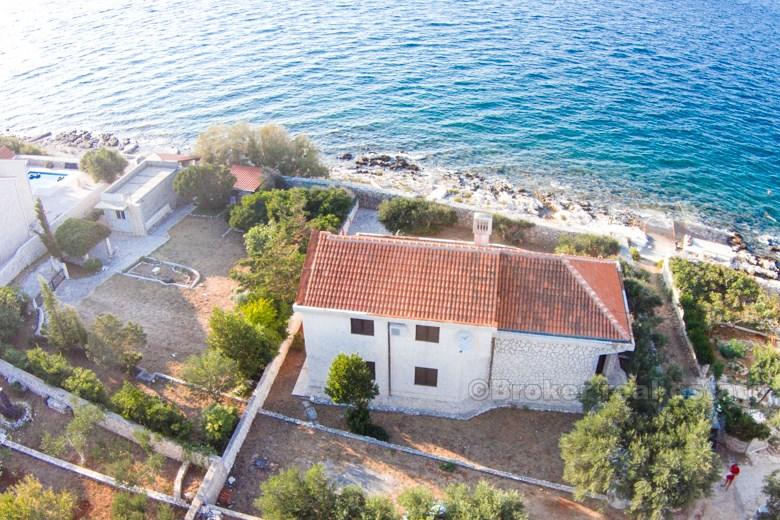 Maison individuelle dans la première rangée de la mer, à vendre