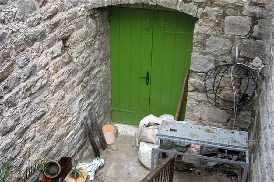 Tre våningar hus, till salu