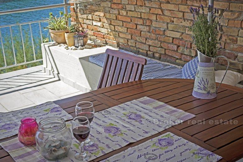 Hus i bukten, første rad til sjøen