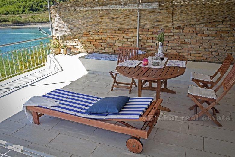 Kuća u uvali, prvi red do mora