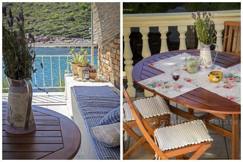 Kuća u uvali, prvi red do mora