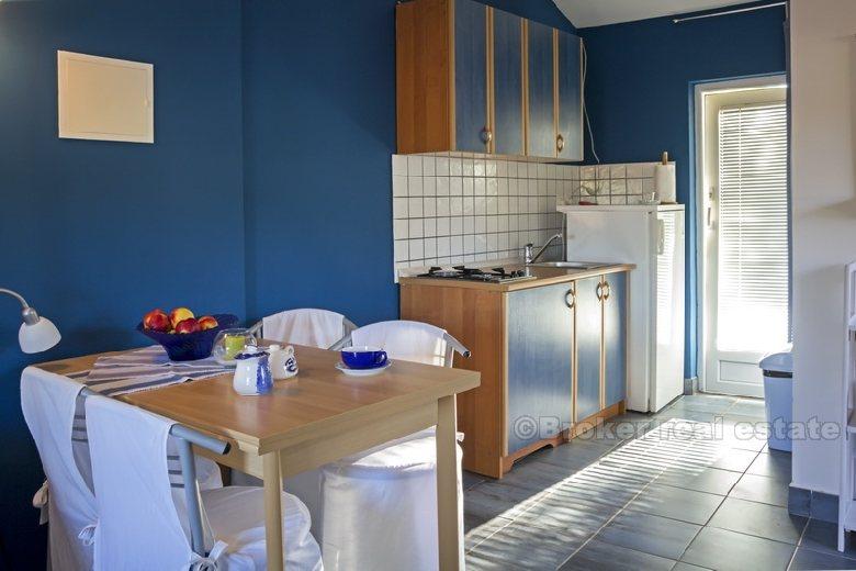 Hus i bukten, första raden till havet