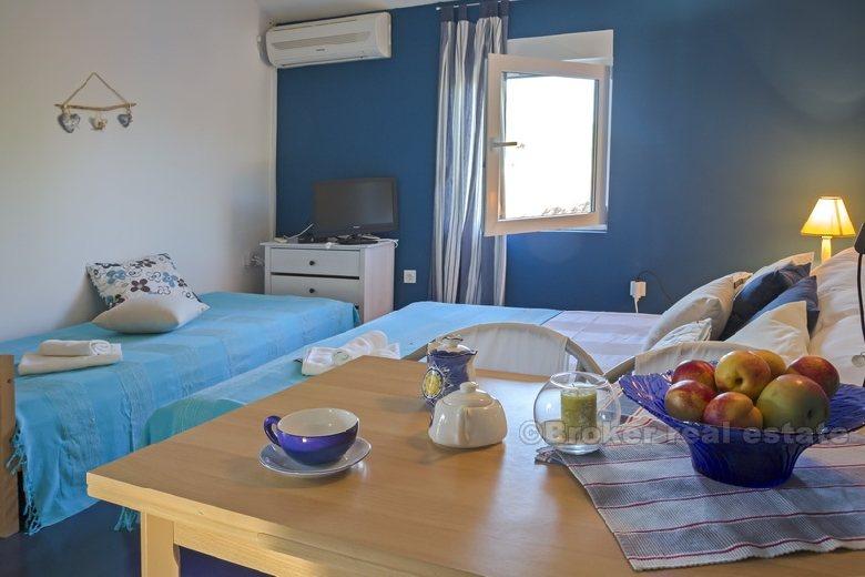 Hus i bukten, första raden till havet